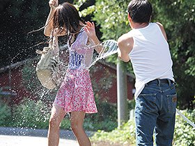 突然野外で、パンツずり下ろし＆水ぶっかけ　サンプル画像03